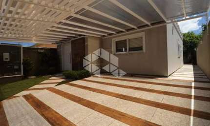 Casa terrea, 3 dormitorios, suite, 4 banheiros, edicula com churrasqueira, patio, 2 vagas para carro.