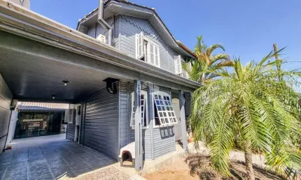 Casa à venda no bairro Igara em Canoas, 3 dormitórios, salão de festas, piscina e 3 vagas - aceita financiamento e FGTS
