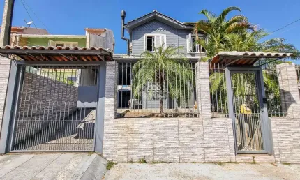Casa à venda com piscina, 3 quartos, 3 vagas de garagem com 125m² no Bairro Igara