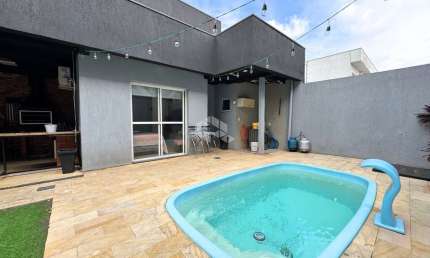 Sobrado semi mobiliado, com 3 dormitórios, sendo duas suítes, 2 banheiros, 200m² privativos, 02 vagas de garagem, no bairro Igara, na cidade de Canoas