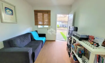 Casa em condomínio fechado, infraestrutura completa, bairro São Luiz, Canoas. 2 dormitórios, semimobiliada, pátio com churrasqueira, 2 vagas cobertas