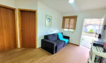 Casa em condomínio fechado, infraestrutura completa, bairro São Luiz, Canoas. 2 dormitórios, semimobiliada, pátio com churrasqueira, 2 vagas cobertas
