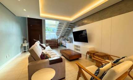 Casa mobiliada com 3 dormitórios, 2 suítes, vaga coberta para 2 veículos, no Bairo Estância Velha, na cidade de Canoas. Aceita Financiamento bancário.