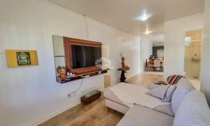 Casa em condomínio com 63 m², 2 dormitórios, living com 3 ambientes (cozinha, sala de jantar e sala de estar), pátio e área de serviço. Possui 2 vagas