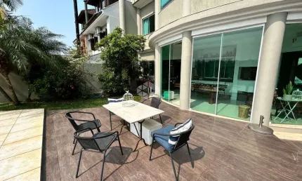 À venda, 4 dormitórios, 3 suítes, lavabo, Sala de estar e jantar, área gourmet com churrasqueira, piscina, energia solar,  claraboia, pátio.