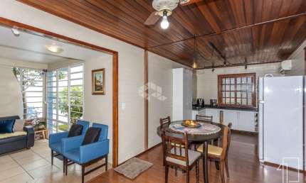 Casa no bairro São José, 3 dormitórios, 1 suíte, terraço, placa solar, na cidade de Canoas. Aceita Financiamento e FGTS.