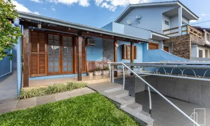 Casa no bairro São José, 3 dormitórios, 1 suíte, terraço, placa solar, na cidade de Canoas. Aceita Financiamento e FGTS.