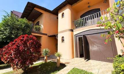Casa com 2 dormitórios, sendo duas suítes, vaga coberta para 3 veiculos, terreno com 1.550m², no bairro Centro, na Cidade de Canoas.
