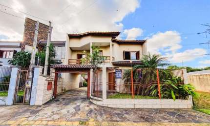 Casa sobrado com 168 m² em Canoas de 3 dormitório sendo 2 suíte, sala de estar,  cozinha, 1 banheiro na parte inferior, com  pátio e quiosque