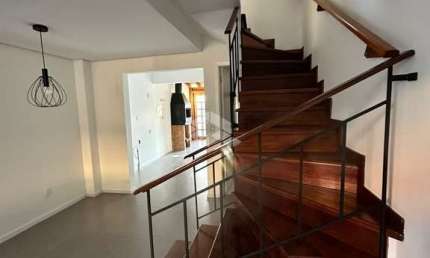 Amplo sobrado em condomínio fechado com 2 Dormitórios, 2 banheiros, churrasqueira e portaria (104 m²)