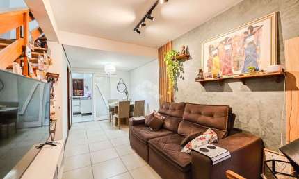 Casa semimobiliada, reformada, 2 dormitórios, lavabo, 2 vagas, área coberta com churrasqueira. Aceita financiamento, FGTS e o Minha Casa Minha Vida.