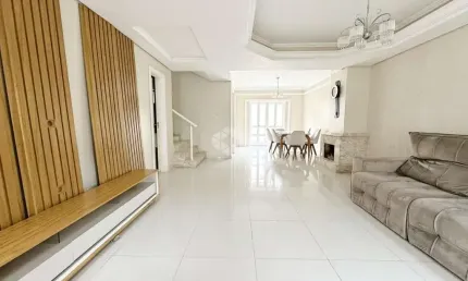 Casa 4 dormitórios, 1 suíte master, vaga de garagem lado a lado, churrasqueira,  no bairro Mont'Serrat, na cidade de Canoas. Aceita Financiamento.