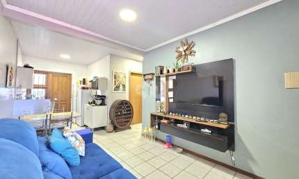 Casa térrea à venda no bairro São José, Canoas - 2 dormitórios, pátio, área gourmet e 2 vagas - Aceita financiamento e FGTS