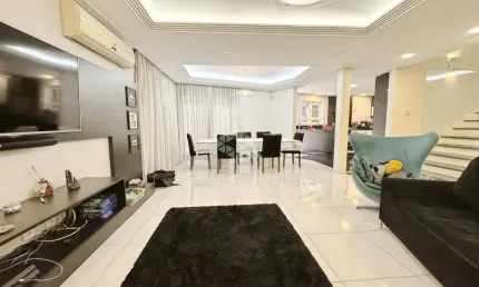 Casa com 4 dormitórios, 1 suíte master, no Bairro Bela vista, próxima ao Park Shopping, na cidade de Canoas. Aceita propostas e Financiamento bancário