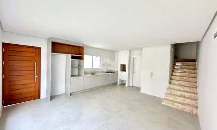 Casa em condomínio, 3 dormitórios, 3 banheiros sendo 1 suíte, 2 vagas de garagem, churrasqueira.