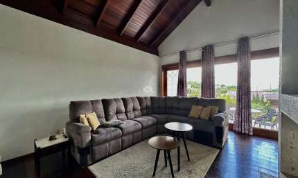 Casa 3 dormitórios, suíte, lareira, churrasqueira, garagem, bairro Vila Nova, Novo Hamburgo. Aceita financiamento e FGTS.