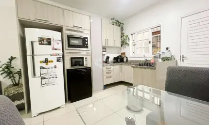 Casa no Igara/Canoas, semimobiliada e decorada, com Piscina, 2 Dormitórios, 2 vagas de garagem, 5 min Park shopping. Aceita Financiamento e FGTS.