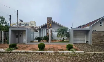Casa moderna, ampla, com 3 suítes, área gourmet completa, piscina e 4 vagas cobertas no bairro Rio Branco - Novo Hamburgo.