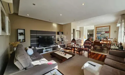 Casa Ampla e Versátil com 3 Quartos, 355 m², Garagem para 4 Carros e Espaço Gourmet ? Excelente Localização