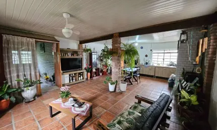 Casa à venda com 3 dormitórios e garagem para 2 carros, localizada no bairro Jardim Mauá em Novo Hamburgo.