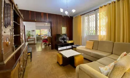 Casa 2 dormitórios, 257 metros quadrados, 2 banheiros, 2 vagas, bairro Guarani, em Novo Hamburgo.