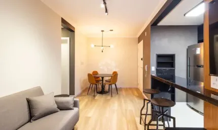 Apartamento mobiliado, 2 dormitórios, 1 suíte, churrasqueira, elevador, 2 vagas cobertas. Bairro Centro de Novo Hamburgo.
