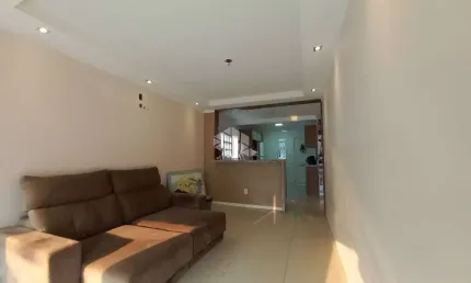 Casa c/ 3 dormitórios, sacada, closet, 3 banheiros, piscina, quiosque, churraqueira, gragem. Aceita financiamento, FGTS. Facil acesso p/ Centro de NH