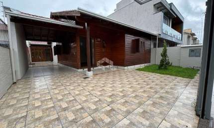 Casa térrea com 134 m² , 3 dormitórios, sendo 1 suíte - Moinhos de Vento, Canoas/RS.