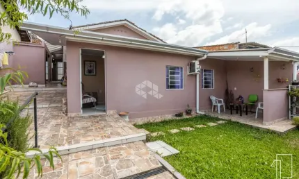 Casa 2 dormitorios, 139m², sala de estar com lareira, cozinha planejada, patio, churrasqueira. à venda no bairro nossa senhora das graças