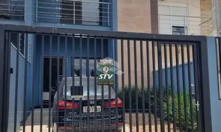 Sobrado com 3 dormitórios sendo 1 suíte, lavabo, banheiro social, com 120 m², bairro igara em frente