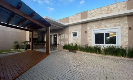 Casa  com 4 dormitórios, 4 banheiros, amplo pátio, área gourmet, região de moradores, Capão da Canoa.