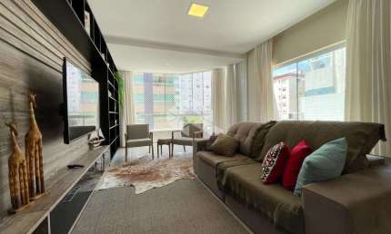 Apartamento 02 Dormitórios, 01 Suíte, sacada de frente integrada, espaço gourmet com churrasqueira, Terraço lateral 75 m² ,Centro, Capão da Canoa!!!