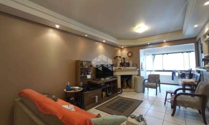 Apartamento 2 dormitórios com suíte, lareira e churrasqueira, uma quadra do mar em Capão da Canoa.