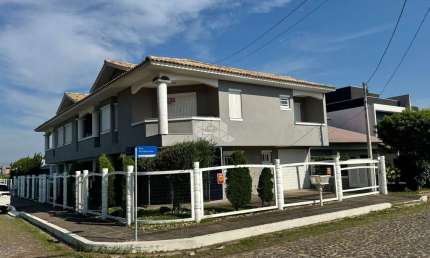 Casa no Centro de Xangri-lá, a Apenas 3 Quadras do Mar, com 4 Dormitórios e Frente para Área Verde