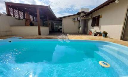 Casa de Veraneio em Capão Novo: Piscina, Lazer e Conforto para seus Momentos Inesquecíveis