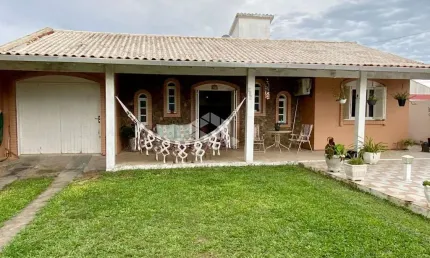 Casa com 04 dormitórios , sendo 02 suítes, um banheiro social, mobiliada, pátio com piscina, Capão da Canoa!!