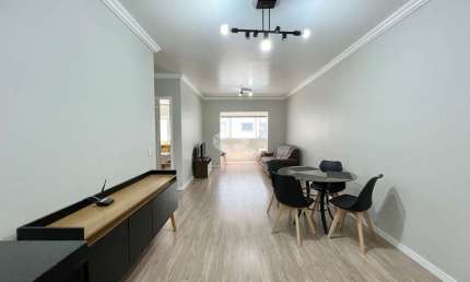 Apartamento mobiliado e reformado à venda na Zona Nova em Capão da Canoa - 2 quartos, 1 suíte, a poucos passos da praça!