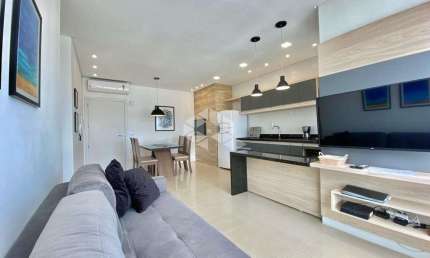Apartamento à venda no Centro de Capão da Canoa com 2 dormitórios (1 suíte), mobiliado e com churrasqueira
