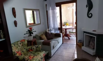 Apartamento 2 dormitórios, 1 suíte, mobiliado, banheiro social, box de garagem, em capão da canoa