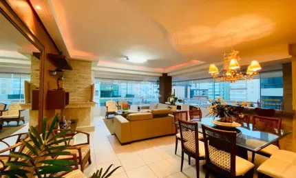 Apartamento de 4 dormitórios, suíte, lareira, churrasqueira, 2 boxes, junto ao mar, zona nova.