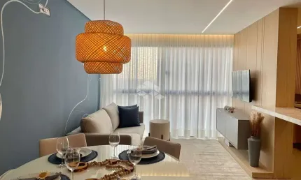 Apartamento à venda em capão da canoa com 2 quartos (1 suíte), mobiliado, sacada fechada e infraestrutura completa