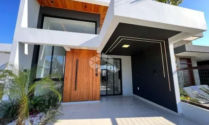 Casa á venda, próximo ao mar, possui 03 dormitórios sendo 01 suíte em Capão da Canoa!!