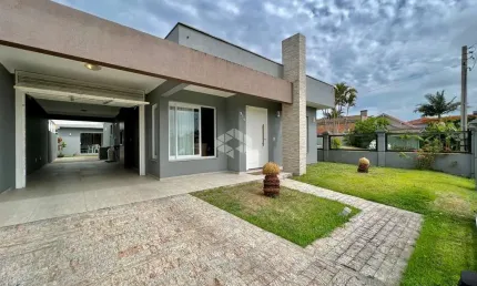 Casa 3 dormitórios mobiliada e decorada, espaço gourmet e piscina ,capão da canoa!
