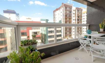 Luxuoso apartamento 01 dormitório, sacada de frente pronto para morar centro de Capão da Canoa RS