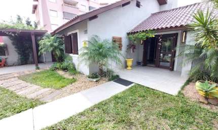 Casa de 3 dormitórios, 2 suítes, piscina e alto padrão a poucas quadras do mar