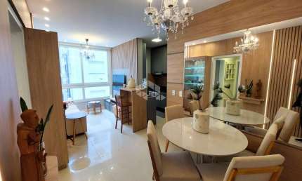 Apartamento mobiliado e decorado à venda no bairro Navegantes com 2 dormitórios (1 suíte) e infraestrutura de alto padrão