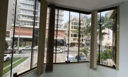 Apartamento  com sacada  de frente, 02 dormitórios, 02 vagas de garagem na cidade de capão da canoa