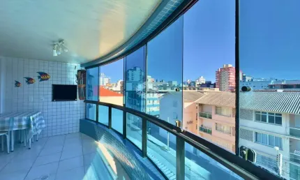 Apartamento de 2 dormitórios, mobiliado e decorado com sacada em capão da canoa.