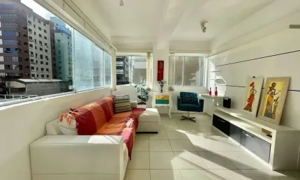 Apartamento de 2 dormitório, 1 suíte, mobiliado, churrasqueira, área de serviço, em capão da canoa
