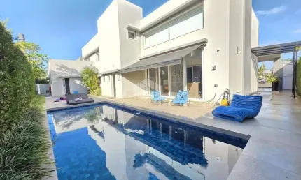 Sobrado com 5 suites mobiliado e decorado piscina privativa condominio fechado